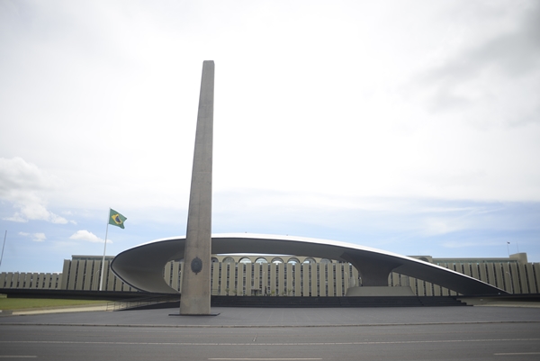 Homenagem: a composição entre a Concha Acústica e o Obelisco faz referência ao copo e à espada de Duque de Caxias, patrono do Exército brasileiro (Raimundo Sampaio/Encontro/DA Press)