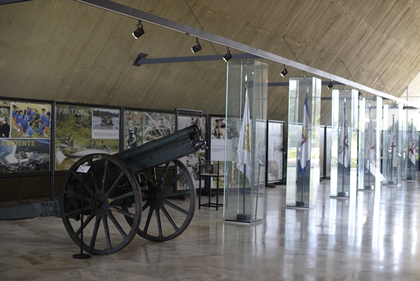 No saguão do Teatro Pedro Calmon há uma exposição permanente de peças históricas do Museu de Armas do Exército Brasileiro. A visitação é livre, de segunda a sábado, das 9h às 17h (Raimundo Sampaio/Encontro/DA Press)