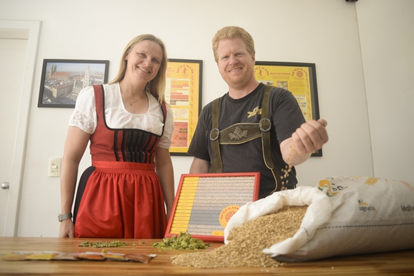 Os sócios Andreas Nagl e Heide Seidler, da Candango Bräu, lutam para fomentar a produção local de cerveja: futuro promissor para a área (Raimundo Sampaio/ Encontro/ DA Press)