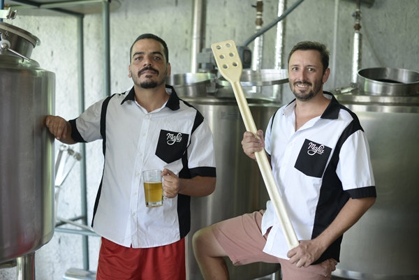A Máfia Beer está à espera das mudanças para produzir 8 mil litros de cerveja especial por mês, de acordo com os sócios Marcos Aurélio de Faria e Daniel Jonas de Souza  (Raimundo Sampaio/ Encontro/ DA Press)