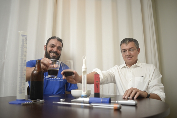 Zeca Reino e Hilmar Raposo, diretores da ACervA Candanga, brindam a nova legislação, que vai dar impulso à abertura de brew pubs: os produtores poderão fazer e vender a cerveja no mesmo lugar (Raimundo Sampaio/ Encontro/ DA Press)