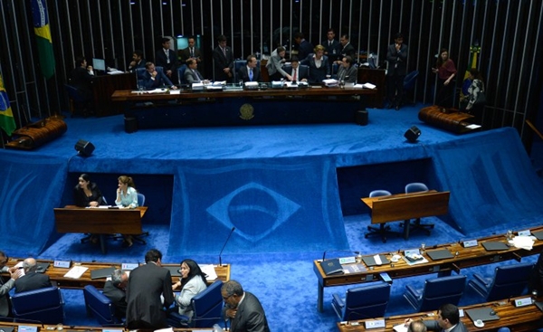 Pouca gente sabe, mas a bandeira que aparece no carpete azul do Senado é desenhada à mão, por um funcionário, todas as semanas  (Wilson Dias/Agência Brasil/Divulgação)