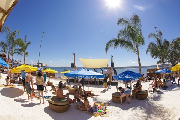 Sol e curtio: oportunidade de curtir um tpico dia de praia em plena capital (Paulo Cavera/ Divulgao)