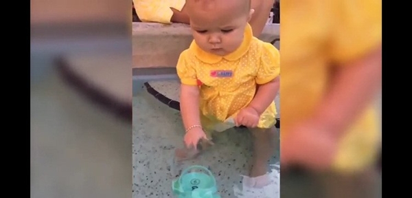 Vdeo mostra um beb tendo que 'se virar' na piscina, para no se afogar, e est gerando revolta nas redes sociais. Porm, a me diz que esse aprendizado  necessrio  (YouTube/Reproduo)