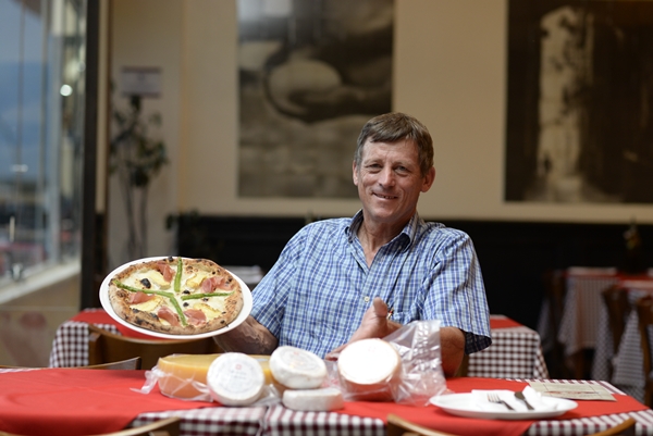 Stephan Gaehwiler aprovou a pizza da Baco elaborada com o queijo que produz na sua Queijaria Alpino: 'Excelente essa pizza' (Raimundo Sampaio/Encontro/DA Press)