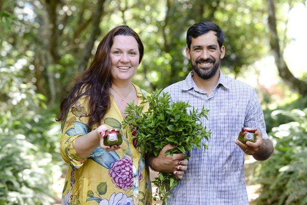 Os primos Renata e Marcelo Mandelli têm uma parceria de sucesso: ele planta e distribui o manjericão, enquanto ela vende a hortaliça em forma de molhos e conservas (Raimundo Sampaio/Encontro/DA Press)