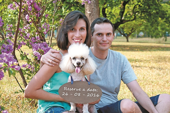 O poodle Artur participou da sessão de fotos do save the date: ele será o pajem no casamento de Anne Pinheiro e Fabrizzio Freire (Jessé Abre/Divulgação)