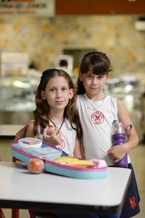 Conscincia: as estudantes Stefane Kouzak
e Katerine Kouzak no reclamam quando os
pais mandam uma fruta ou um sanduche de
po integral (Raimundo Sampaio/Encontro/DA Press)