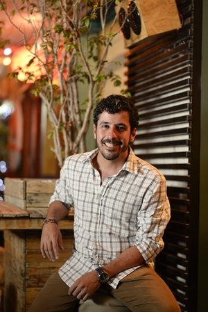 O publicitário Allan Alves investiu em um
bar que mescla cultura, cerveja e música:
diante da ameaça de desemprego, ele 
optou por um novo estilo de vida (Raimundo Sampaio/Encontro/DA Press)