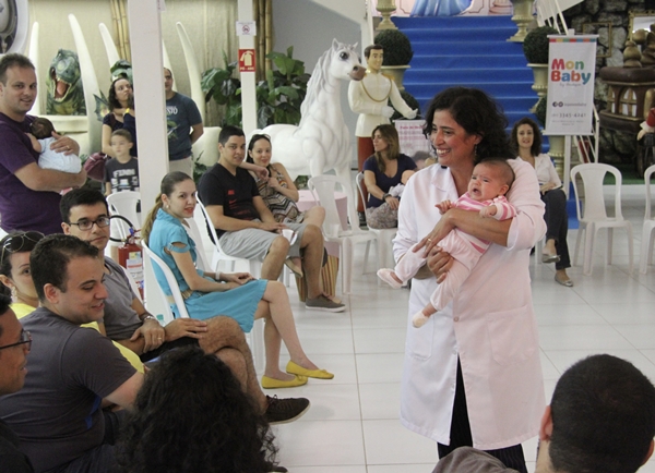 Márcia Madeira dá cursos que incluem cuidados com o bebê, incentivo ao aleitamento e instruções à mãe de como manter uma alimentação saudável (Rai Costa / Divulgação)