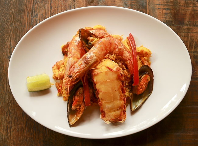 Paella servida no restaurante Oliver, eleito o melhor de 2015 (Vincius Santa Rosa/Encontro/DA Press)