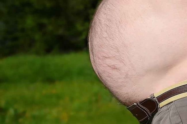 As chamadas 'barrigas de cerveja' são redondas e proeminentes quando a gordura se concentra abaixo do músculo do abdômen, forçando-o para 'fora' (Pixabay)