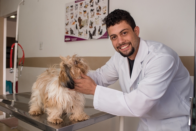 O veterinário César Zaine sugere o zelo com prevenção dos pets: hoje existem ferramentas diagnósticas diversas que, há até pouco tempo, estavam restritas a pacientes humanos  (Raimundo Sampaio/Esp. Encontro/DA Press)