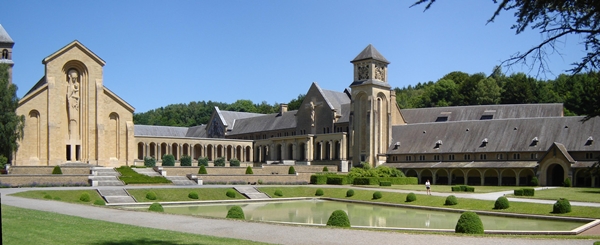 Edificações como a abadia de Orval fazem sucesso no chamado turismo cervejeiro: mosteiros centenários foram transformados em fábricas fantásticas da bebida