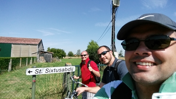 Três amigos que têm em comum a paixão por cerveja pedalaram mais de 30 km para chegar ao mosteiro Saint Sixtus: os irmãos David e André Meister, além de Richard Paixão, não se arrependeram  (Arquivo pessoal)