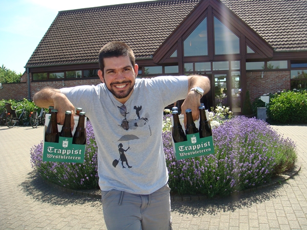 A famosa quadrupel de Vleteren atraiu o brasiliense Vinicius Madela à Bélgica: a cerveja só pode ser comprada no mosteiro e no máximo de seis garrafas por pessoa (Arquivo pessoal)