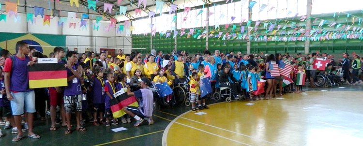 Em Samambaia, atletas representaram delegaes de pases participantes das Olmpadas e Paralimpadas (Foto: Marcos Sousa/FAC/D.A Press)