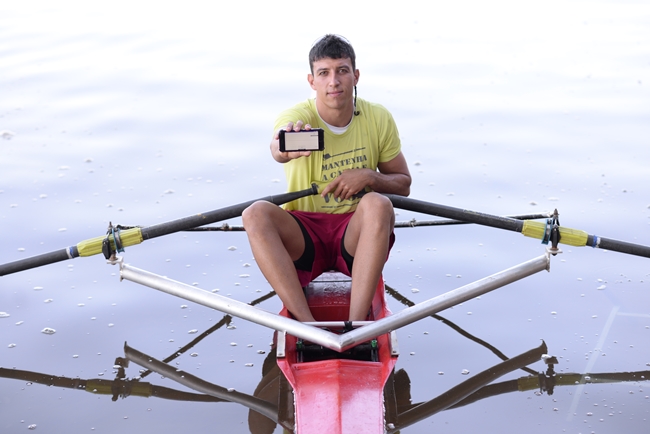 Christian Barbosa usa o Rowing In motion para praticar remo: o aplicativo substitui um aparelho que custa em torno de 3 mil reais (Raimundo Sampaio/Esp. Encontro/DA Press)