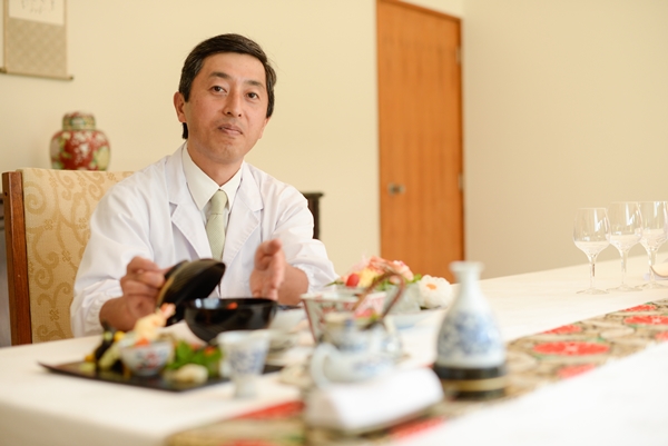 'Cumprir o cronograma e manter a cozinha em ordem é como montar um quebra-cabeça' diz Masao Sato, chef da embaixada japonesa em Brasília (Raimundo Sampaio/Esp. Encontro/DA Press)