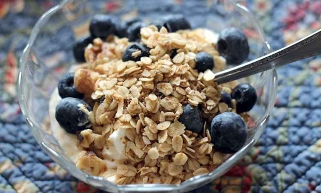As protenas, como as encontradas no iogurte natural, e as fibras, como as da aveia, ajudam nosso organismo a ter saciedade e, assim, contribuem para a perda de peso (Pixabay)