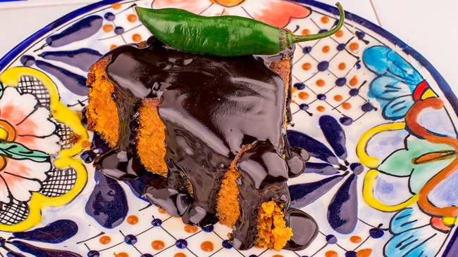 Jalapeño carrot cake: versão do tradicional bolo de cenoura americano feito com pimenta, e coberto com chocolate ao Kahlúa, clássico licor mexicano à base de café (21 Estúdio Criativo/Divulgação)
