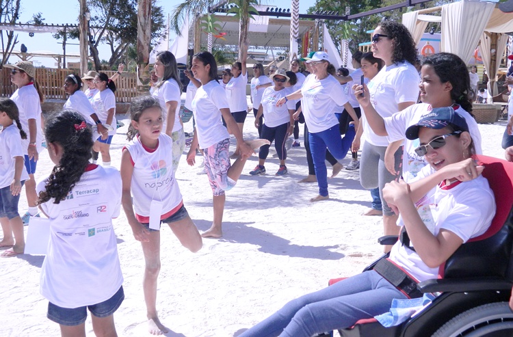 Pessoas de todas as idades participam das atividades do projeto Na Praia Social (Foto: Camila de Magalhes/FAC/D.A Press)