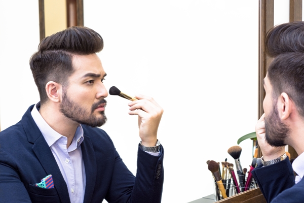 Fabiano Okabayashi criou o primeiro curso de maquiagem masculina do Brasil e hoje tem mais de 300 mil seguidores nas redes sociais: %u201CNão podemos menosprezar o homem e usar apenas um %u2018pozinho%u2019 para tirar o brilho%u201D
 (Divulgação)