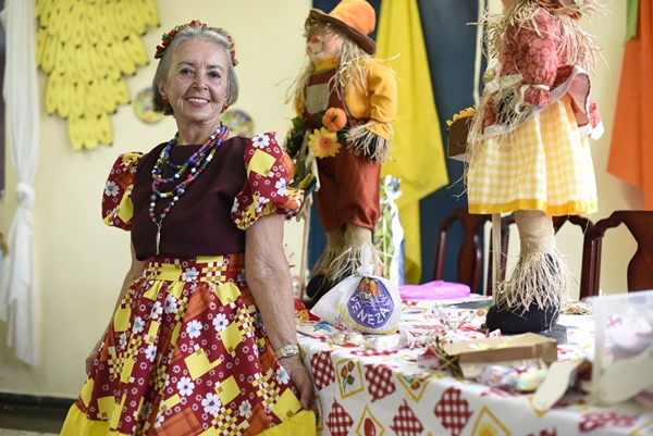 Marlene Cerqueira tem 82 anos, sendo 53 deles vividos em Brasília, e hoje preside a Associação dos Idosos Paz e Amor do Cruzeiro Velho: vida social agitada (Raimundo Sampaio/Esp. Encontro/DA Press)