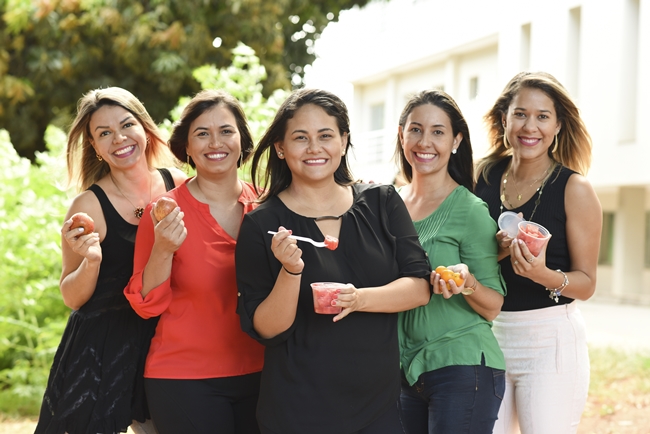 Andressa Coelho (ao centro), com quatro colegas de trabalho, recebe frutas higienizadas e porcionadas, prontas para comer: doses diárias de saúde (Raimundo Sampaio/Esp. Encontro/DA Press)