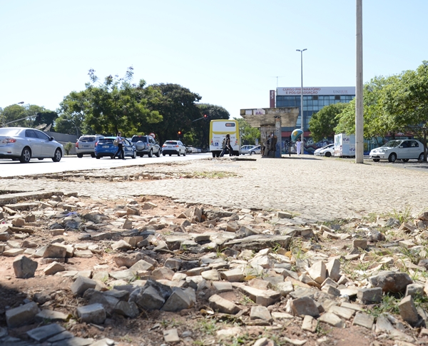 Vida de pedestre: não é fácil andar a pé em Brasília sem esbarrar 
com inúmeros buracos e barreiras nas calçadas (André Violatti / Esp. Encontro / DA Press)