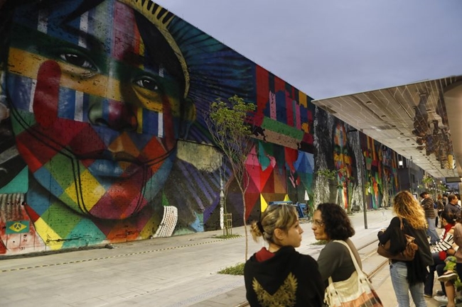 Mural Etnias, de Kobra, tem a extenso de 3 mil metros quadrados e representa a unio entre os povos dos cinco continentes (Fernando Frazo/Agncia Brasil)