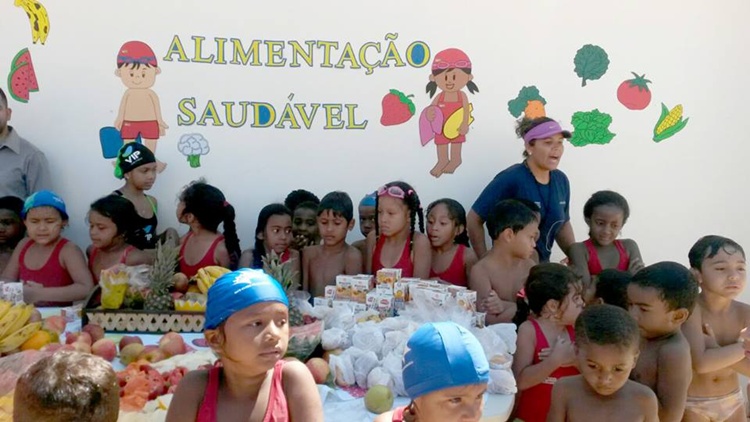 Festival de Natao no Centro Olmpico e Paralmpico da Estrutural trouxe o tema alimentao saudvel para os pequenos