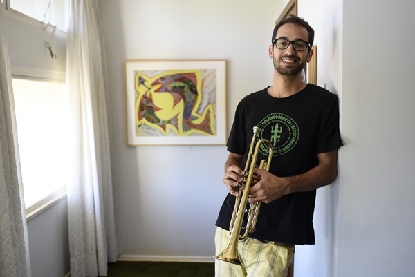 O músico Renan Smith toca nas bandas autorais Lusco Fusca e Marechal Matilda: 'Quis encarar o trompete para atingir uma maturidade musical' (Raimundo Sampaio/ Esp. encontro/ DA Press)