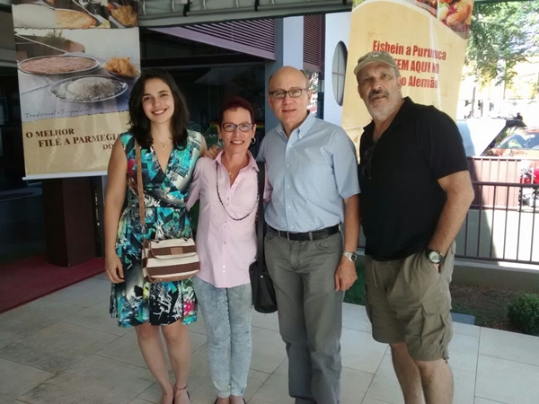 Com a a sobrinha Sara, a irmã Helena e o cunhado Roberto Mauá: quando está em Brasília, Rico faz questão de encontrar tempo para ir com a família a restaurantes  (Arquivo pessoal)