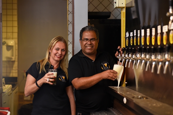 O casal Tatiana André e Claudio Rocha, à frente do I Love Beer - Tap House: os clientes podem abastecer os chopes nas 30 torneiras disponíveis no bar (Raimundo Sampaio/Esp. Encontro/DA Press)
