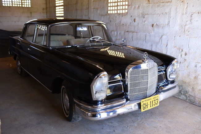 Esta Mercedes 1963 adorna a Fazendinha: ar-condicionado, bancos em couro marfim, rádio e volante feito de osso eram um luxo (Raimundo Sampaio/Esp. Encontro/DA Press)