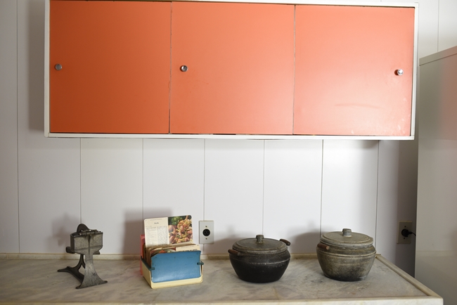 Cozinha intacta: um espremedor de torresmo e as panelas em pedra-sabo de Dona Sarah esto no mesmo lugar  (Raimundo Sampaio/Esp. Encontro/DA Press)