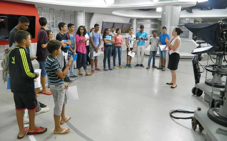 Editora do Jornal Local explica aos jovens como  o dia a dia da TV Braslia (Foto: Camila de Magalhes/FAC/D.A Press)