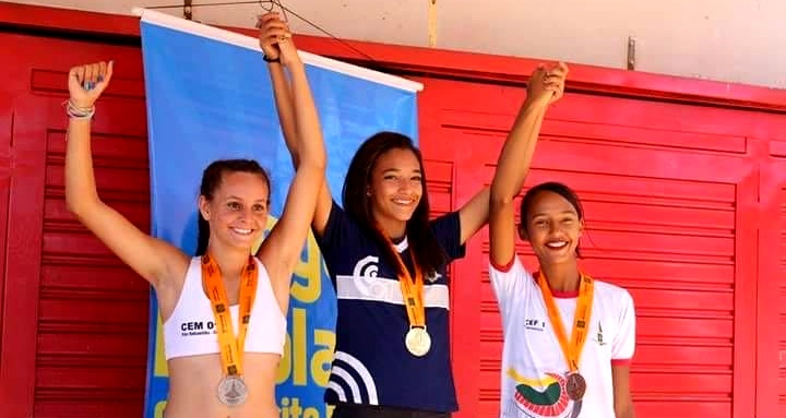 Participantes de provas de atletismo nos Jogos Escolares comemoram medalhas de ouro, prata e bronze (Foto: Arquivo pessoal Joo Sena/FAC)