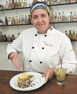 A chef Raquel Amaral usa cachaça em suas
receitas: a bebida vai bem com pratos
clássicos brasileiros, como feijoada e as
comidas mineira e goiana
 (Antonio Cunha/CB/DA Press)