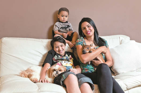 Na casa de Cynthia Souza, a porquinha Antoninha se diverte com as crianas Miguel e Vitor e a cadela Mir: 'Ela aprende tudo muito rpido e  socivel', diz Cynthia  (Samuel G/Encontro)