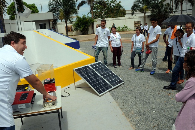 Alunos assistem à aula inaugural do curso de instalação e manutenção de sistemas fotovoltaicos da Fábrica Social (Gabriel Jabur/Agência Brasília)