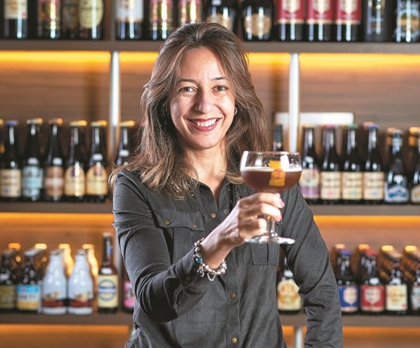 Luciana Isaac, uma das proprietrias da casa de cervejas: rtulos e sabores diferentes, das cervejas com coco s trapistas belgas (Raimundo Sampaio/Esp. Encontro/DA Press)