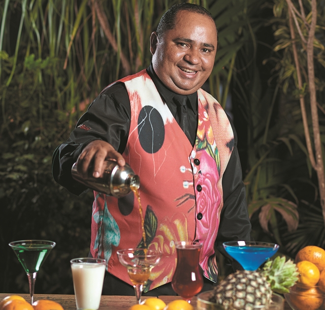Del Silva, o premiado barman do Dudu Bar: é ele quem comanda a carta de bebidas que ganha novas opções a cada seis meses (Raimundo Sampaio/Esp.Encontro/DA Press)