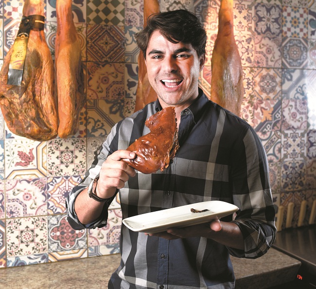 O empresrio Joo Paulo Arajo comanda a casa da 409 Sul: carnes assadas no forno a lenha so um dos carros-chefes do Bartolomeu (Raimundo Sampaio/Esp. Encontro/DA Press)