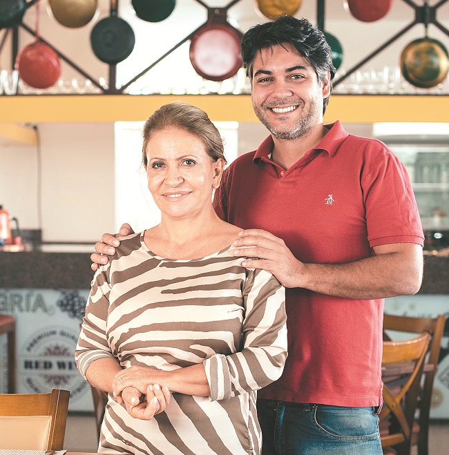 A fundadora Ângela Matias com o filho Humberto: sabores típicos de Minas e outros tantos internacionais garantem sucesso ao restaurante  (Bruno Pimentel/Esp. encontro/DA Press)