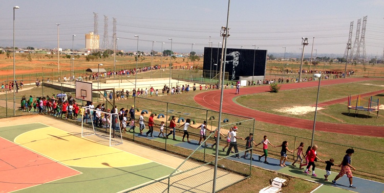 Alunos e professores abraam a estrutura esportiva da unidade de Samambaia (Fotos: Roberta Lopes/FAC/D.A Press)