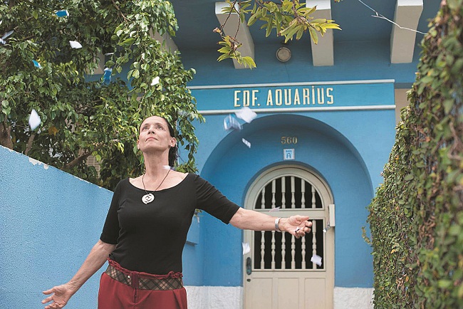 Sonia Braga, na pele de Clara, uma jornalista aposentada e escritora de renome que mora em frente  praia de Boa Viagem, no Recife: cone do cinema nativo  (Divulgao)