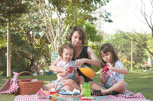 A professora Flávia Pellegrini com as filhas Olívia e Cecília: piqueniques com frutas e sucos naturais fazem parte do lazer familiar (Paulo Marcio)