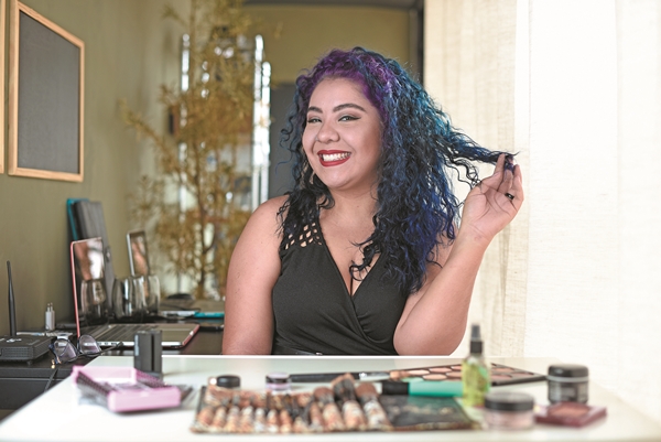  A maquiadora Faby Gonçalves não tem medo de inovar nas cores:'Pinto os cabelos quando me dá vontade e a cor sempre representa o que estou vivendo no momento' (Raimundo Sampaio/Esp.Encontro/DA Press )